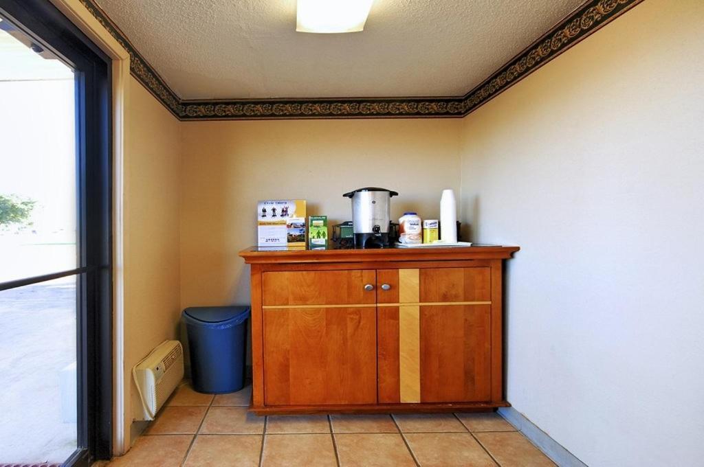 Rodeway Inn Indianola Екстериор снимка