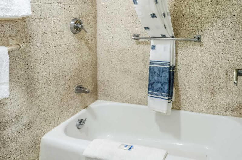 Rodeway Inn Indianola Екстериор снимка